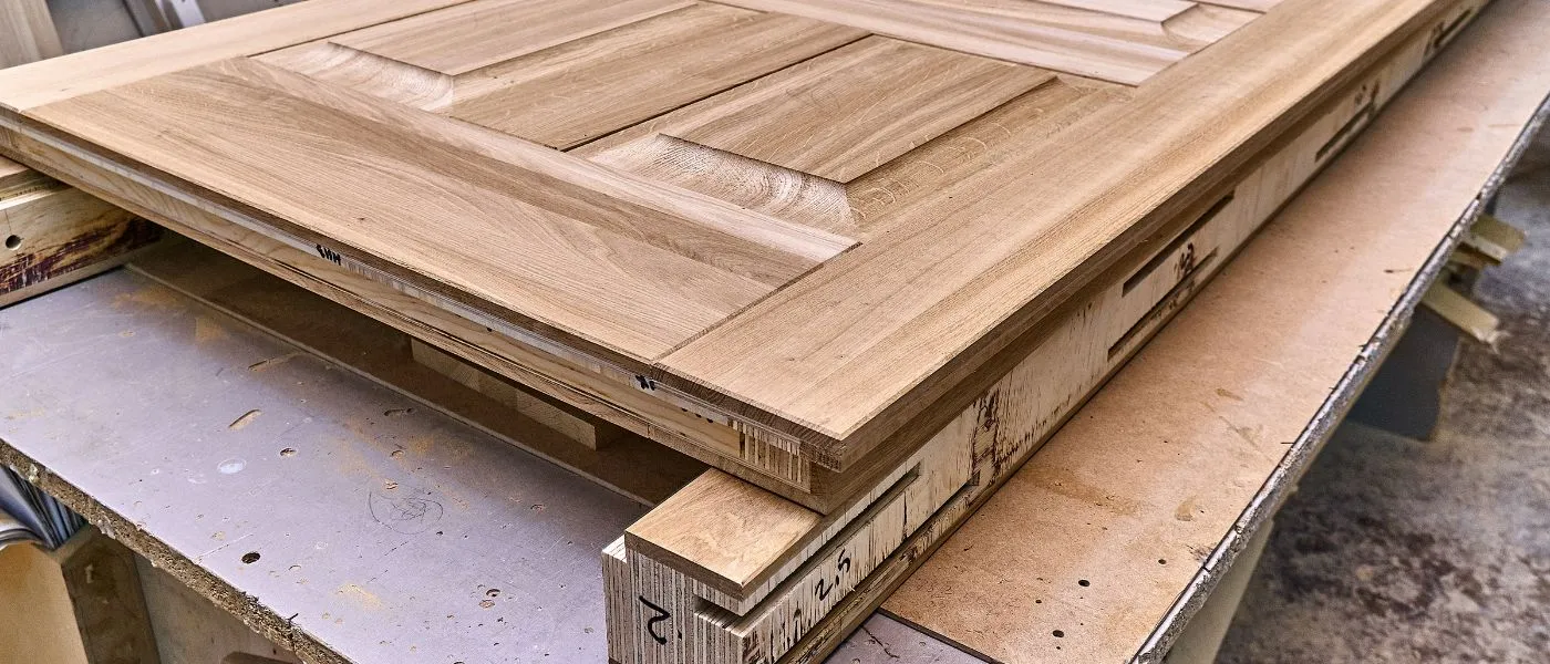 Egyedi ajtó gyártás Budapest - tömörfa beltéri ajtó készítés műhelyben